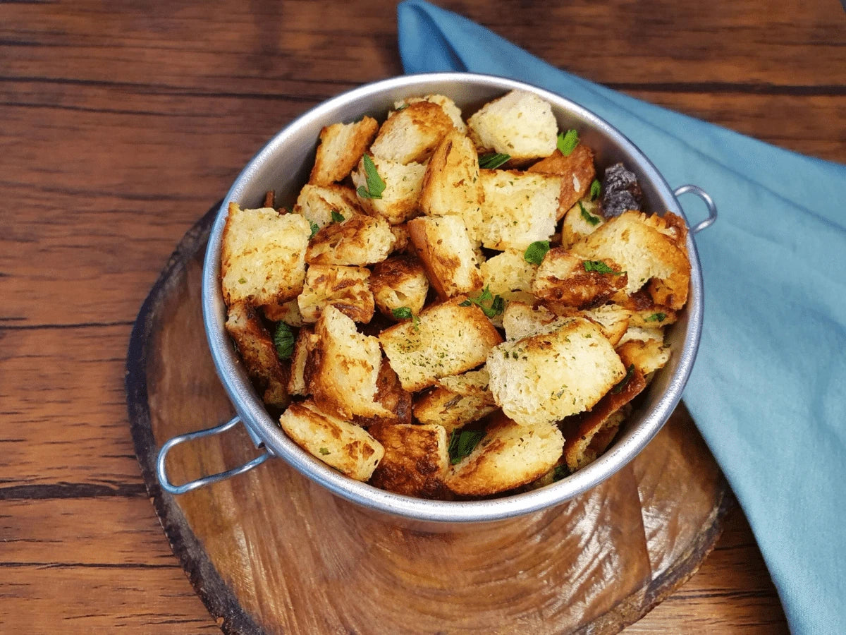 Croutons de mandioca ou de pão torrado
