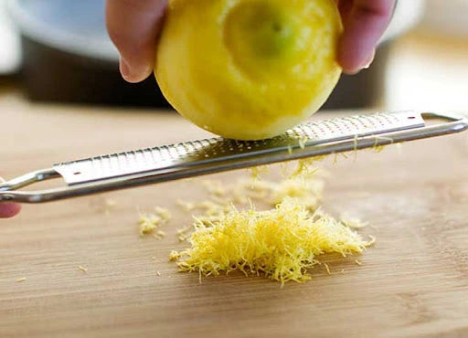 Raspas de limão siciliano.